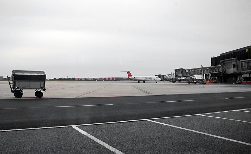 Ein Flugzeug auf dem Vorfeld des Flughafens Hannover-Langenhagen HAJ